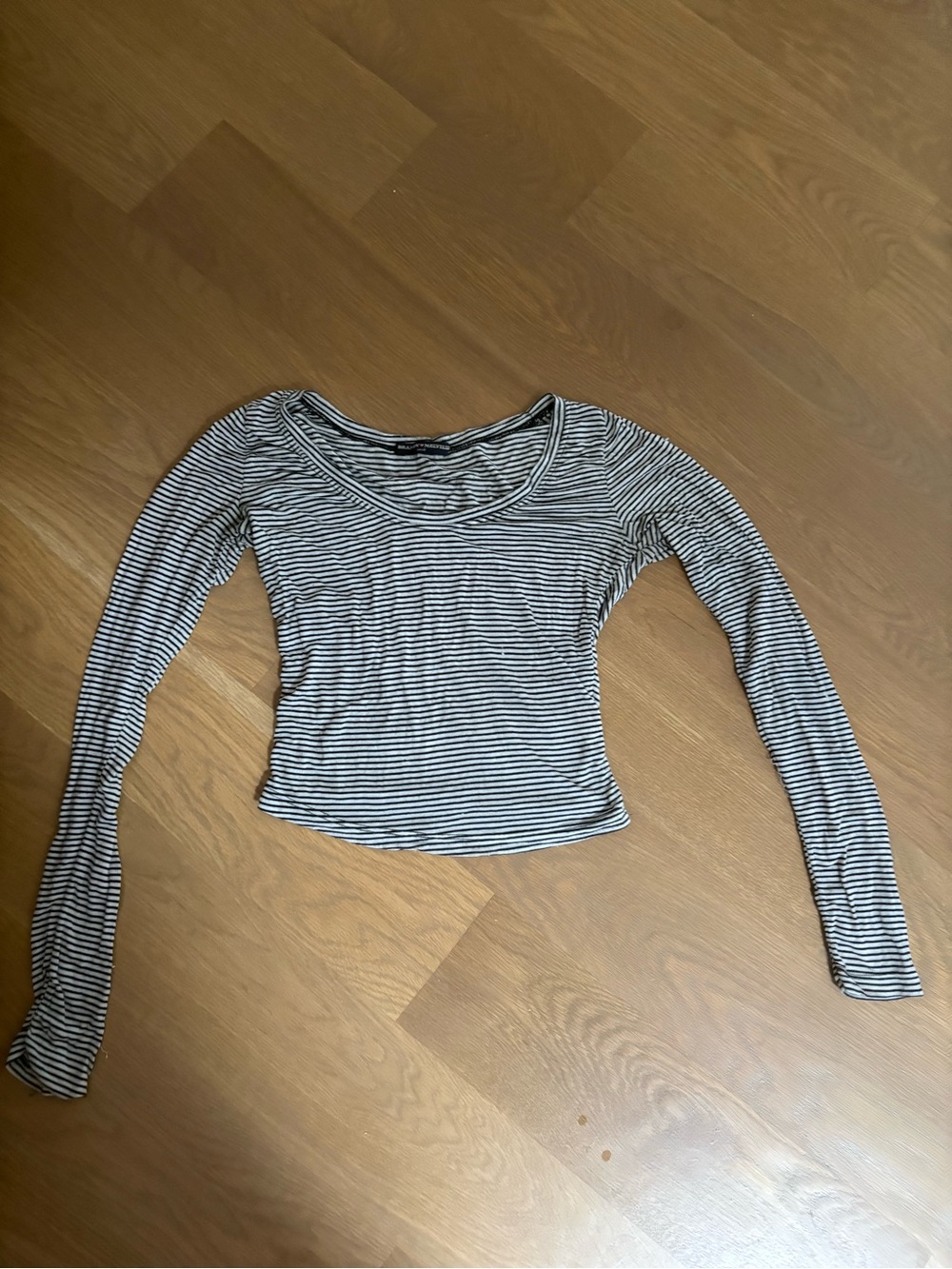 Brandy Melville Black & White Striped Long-Sleeve Scoop Neck Crop Top